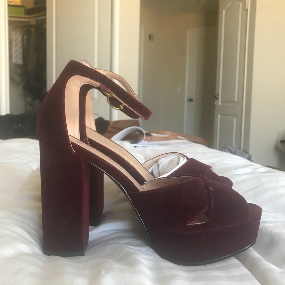 NEW Who What Wear red velvet platform heels sz 6